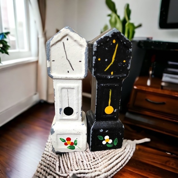 Grandfather Clock Salt and Pepper Shakers - Picture 3 of 5